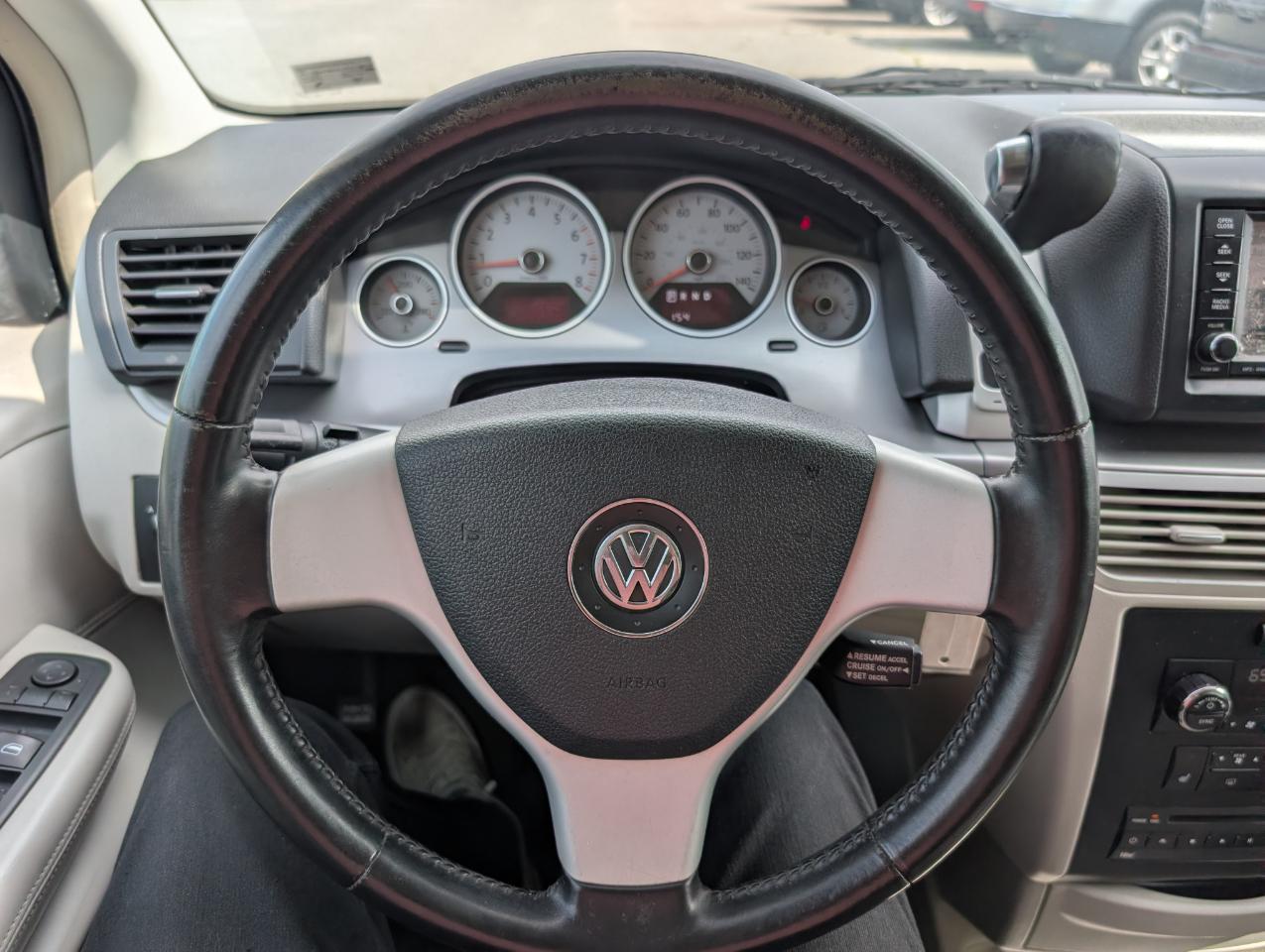 Volkswagen Routan  2010