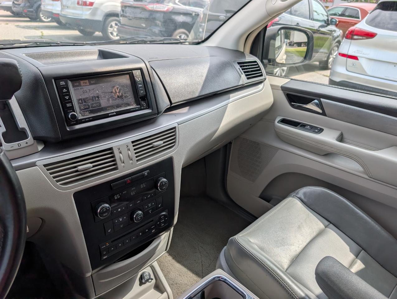 Volkswagen Routan  2010