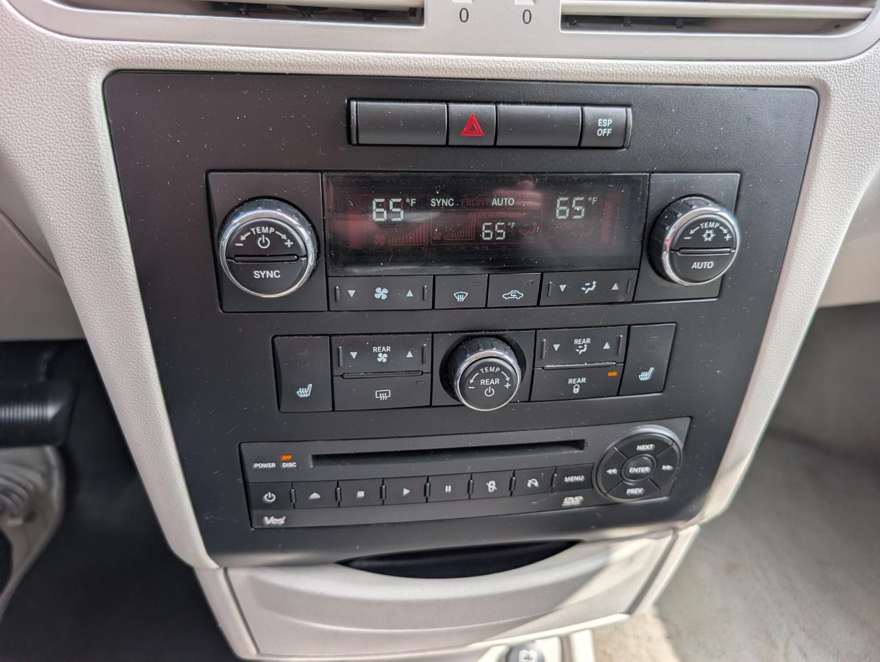 Volkswagen Routan  2010