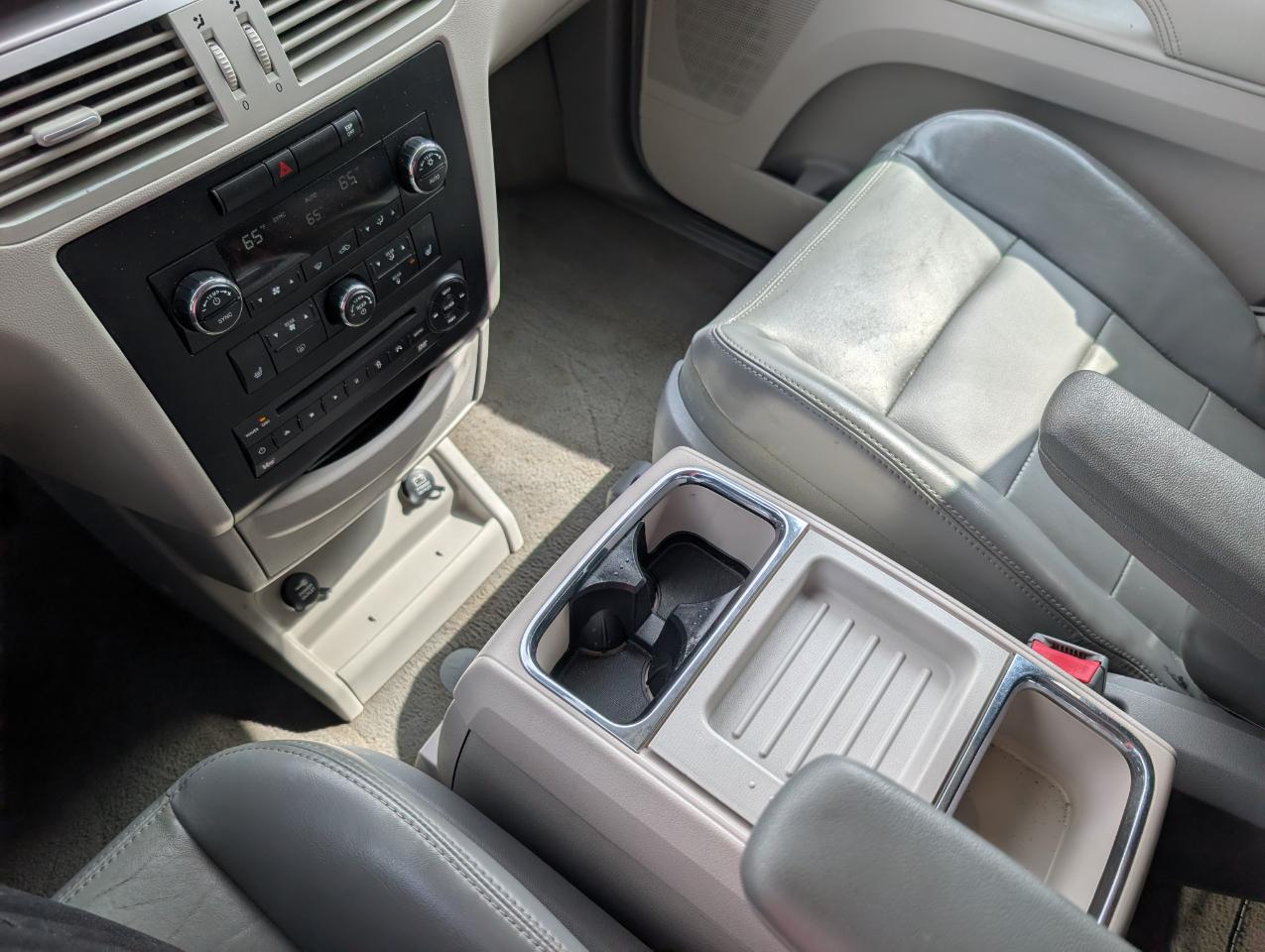 Volkswagen Routan  2010