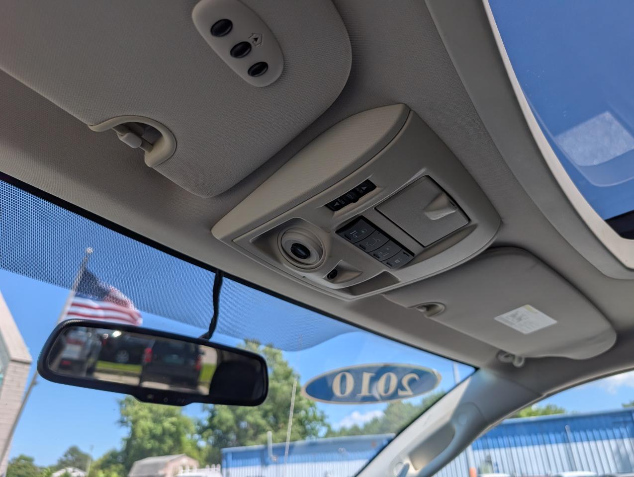 Volkswagen Routan  2010