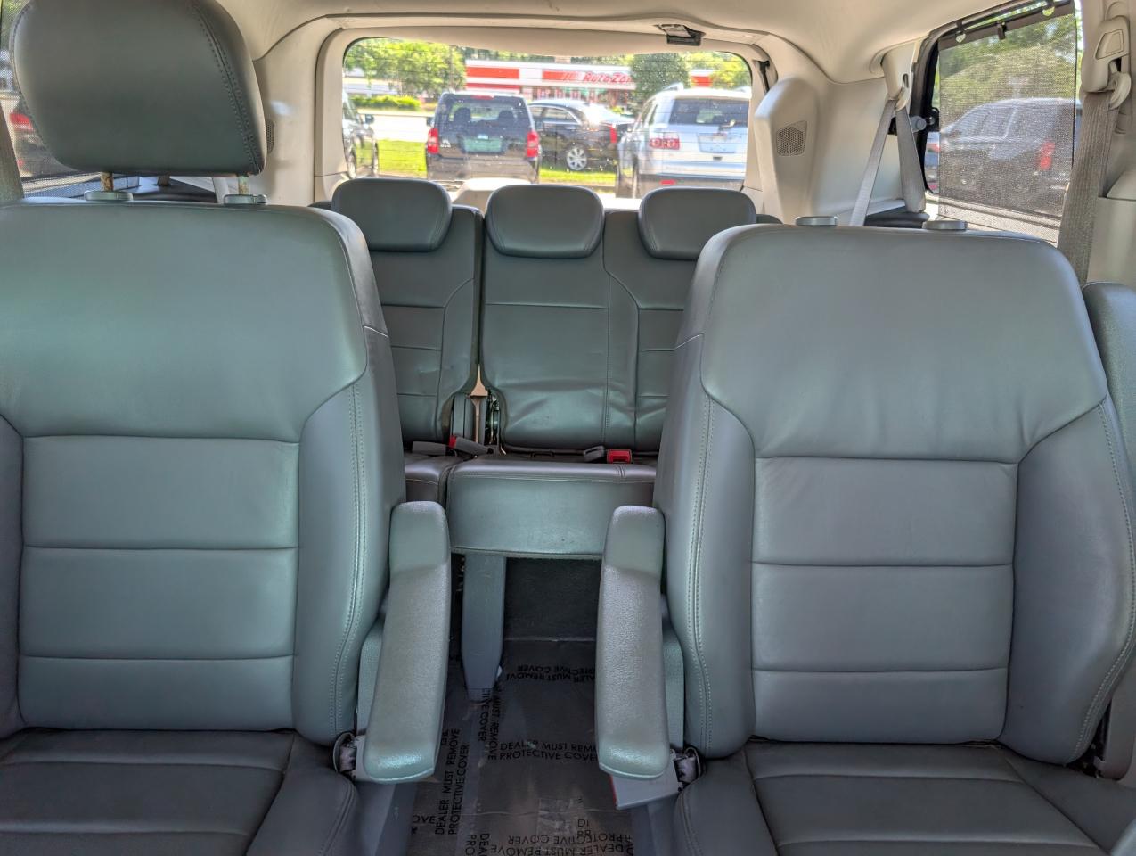 Volkswagen Routan  2010