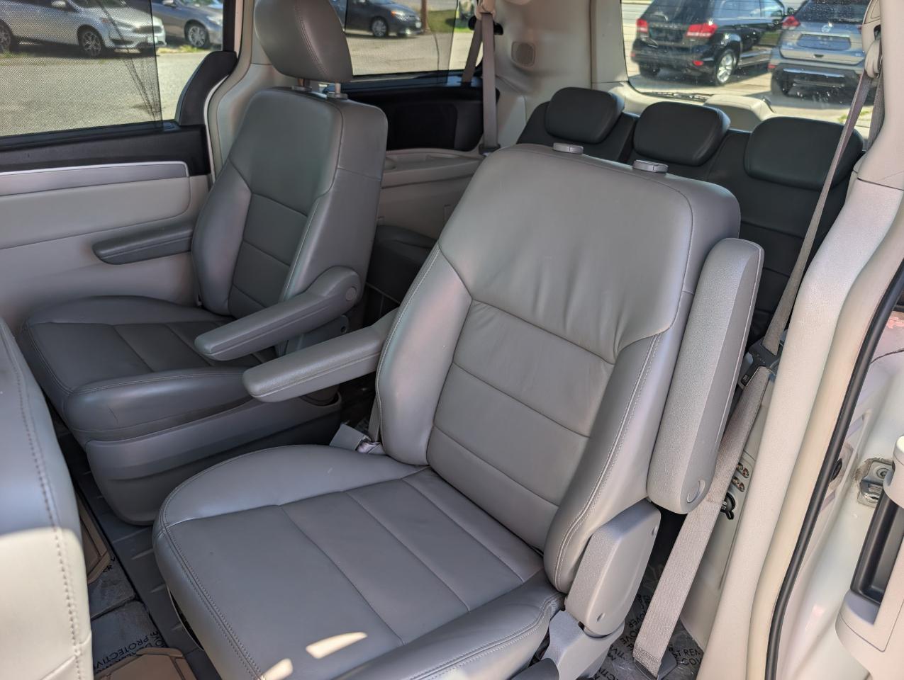 Volkswagen Routan  2010