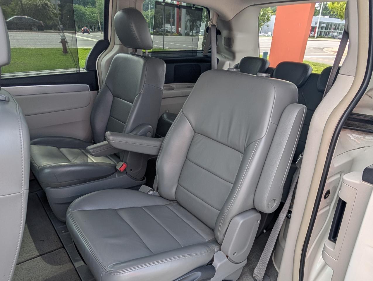 Volkswagen Routan  2010