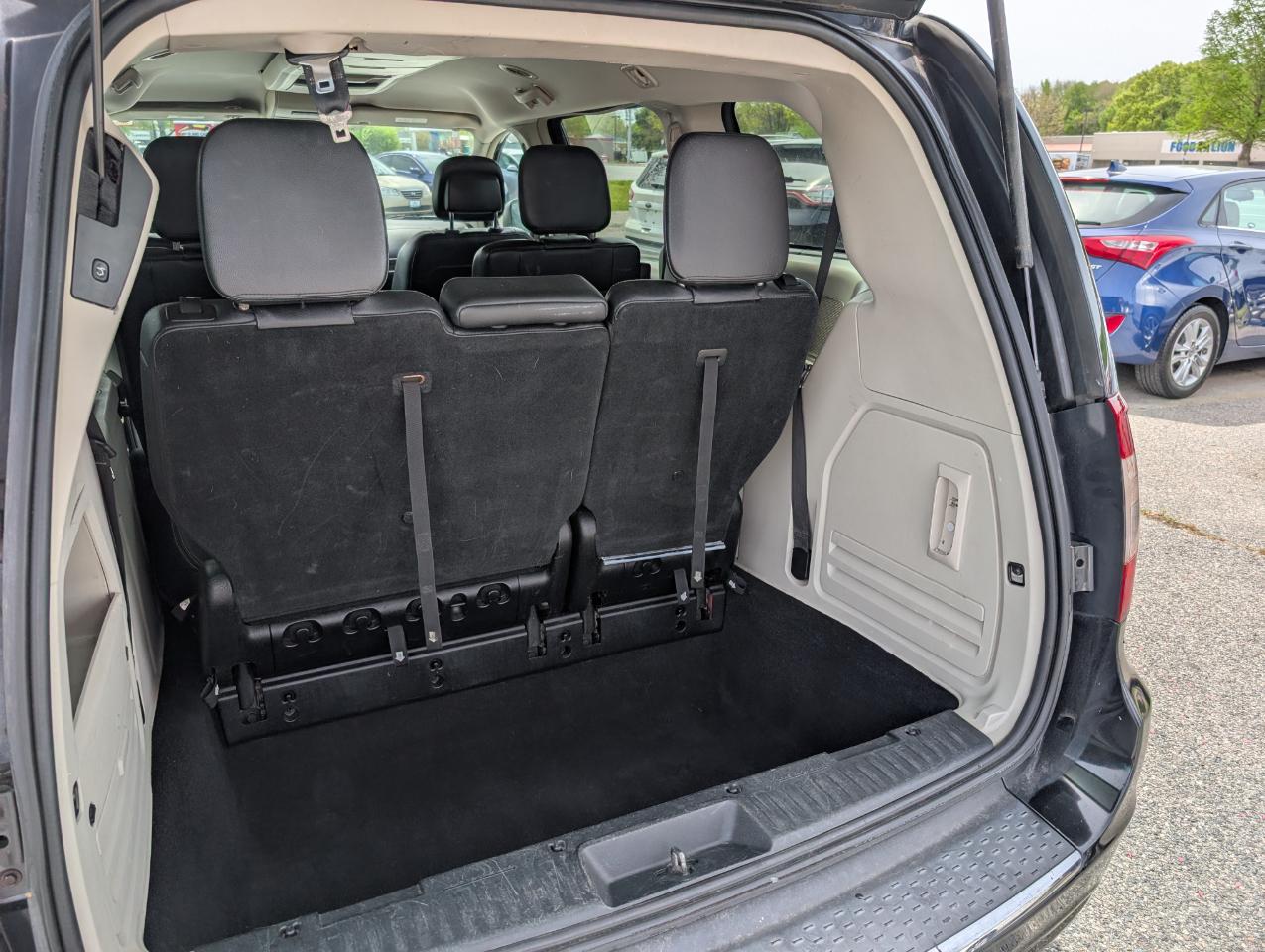 Chrysler Town & Country 4dr Wgn Touring 2012