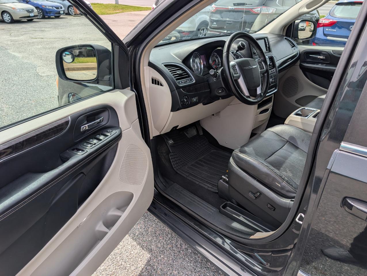 Chrysler Town & Country 4dr Wgn Touring 2012