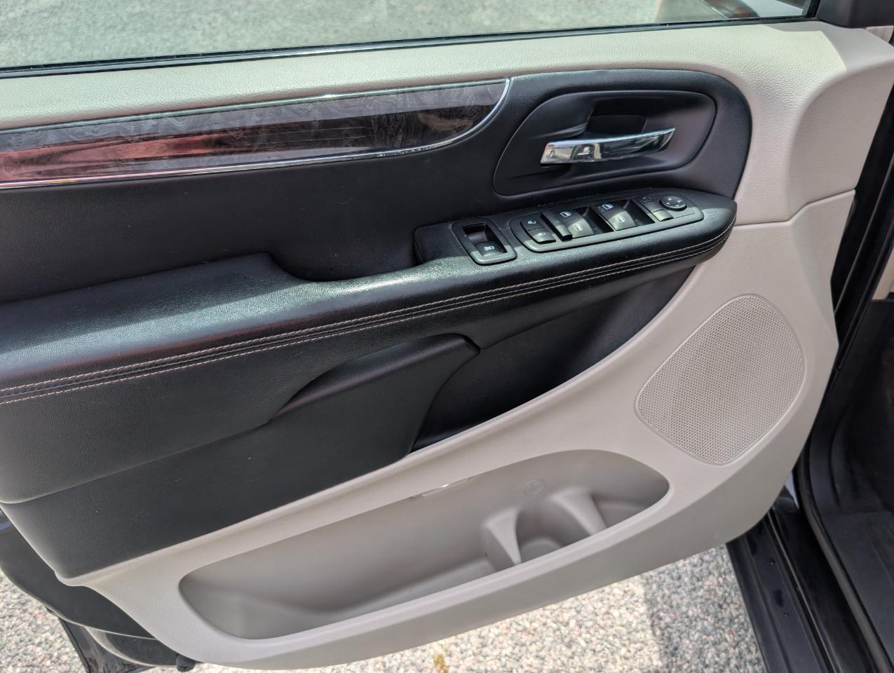 Chrysler Town & Country 4dr Wgn Touring 2012