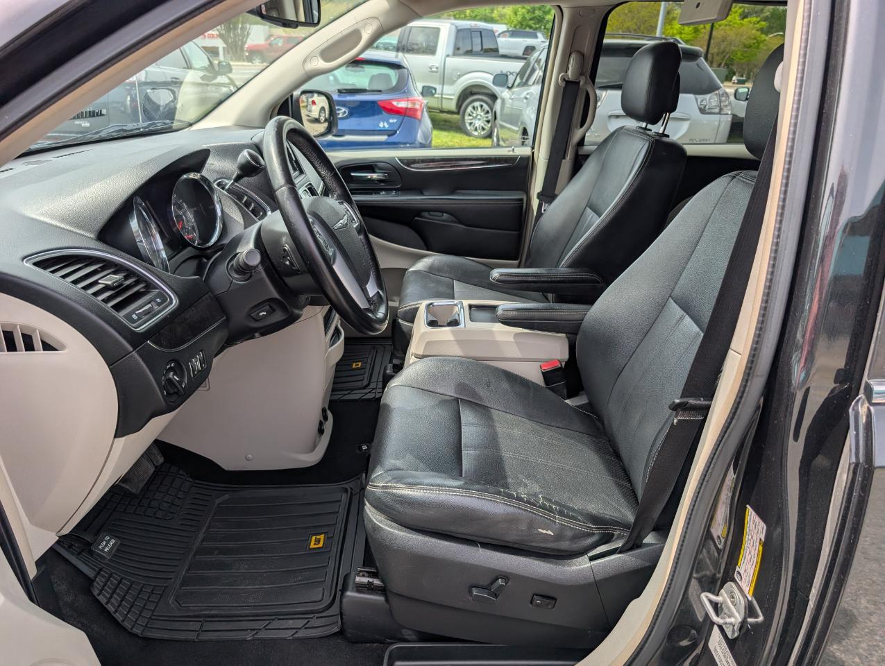 Chrysler Town & Country 4dr Wgn Touring 2012