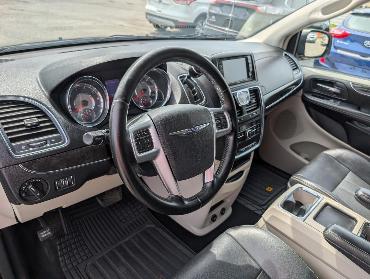 Chrysler Town & Country 4dr Wgn Touring 2012