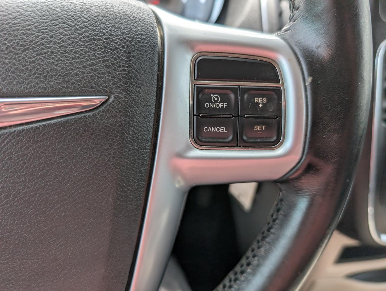 Chrysler Town & Country 4dr Wgn Touring 2012