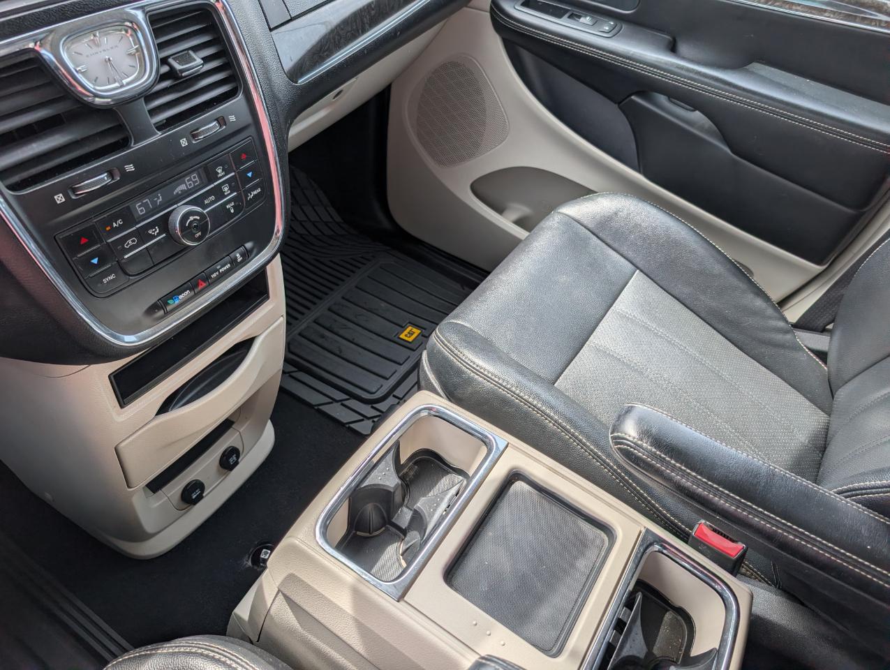 Chrysler Town & Country 4dr Wgn Touring 2012