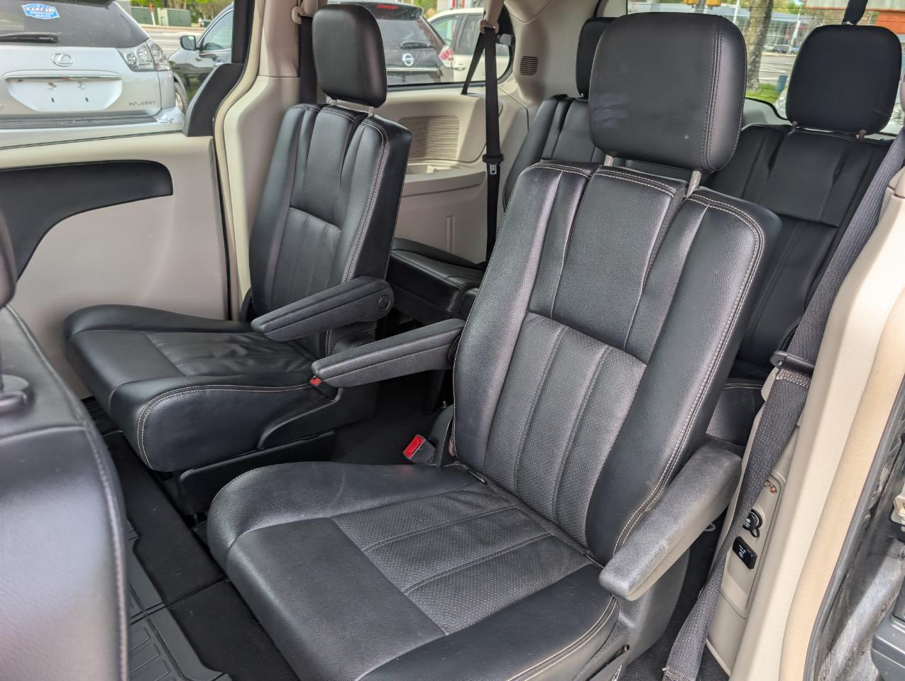 Chrysler Town & Country 4dr Wgn Touring 2012