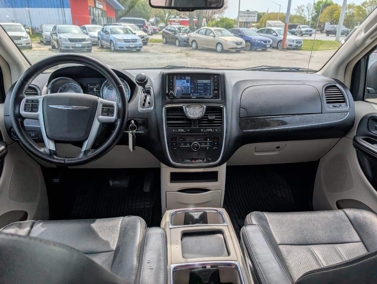 Chrysler Town & Country 4dr Wgn Touring 2012