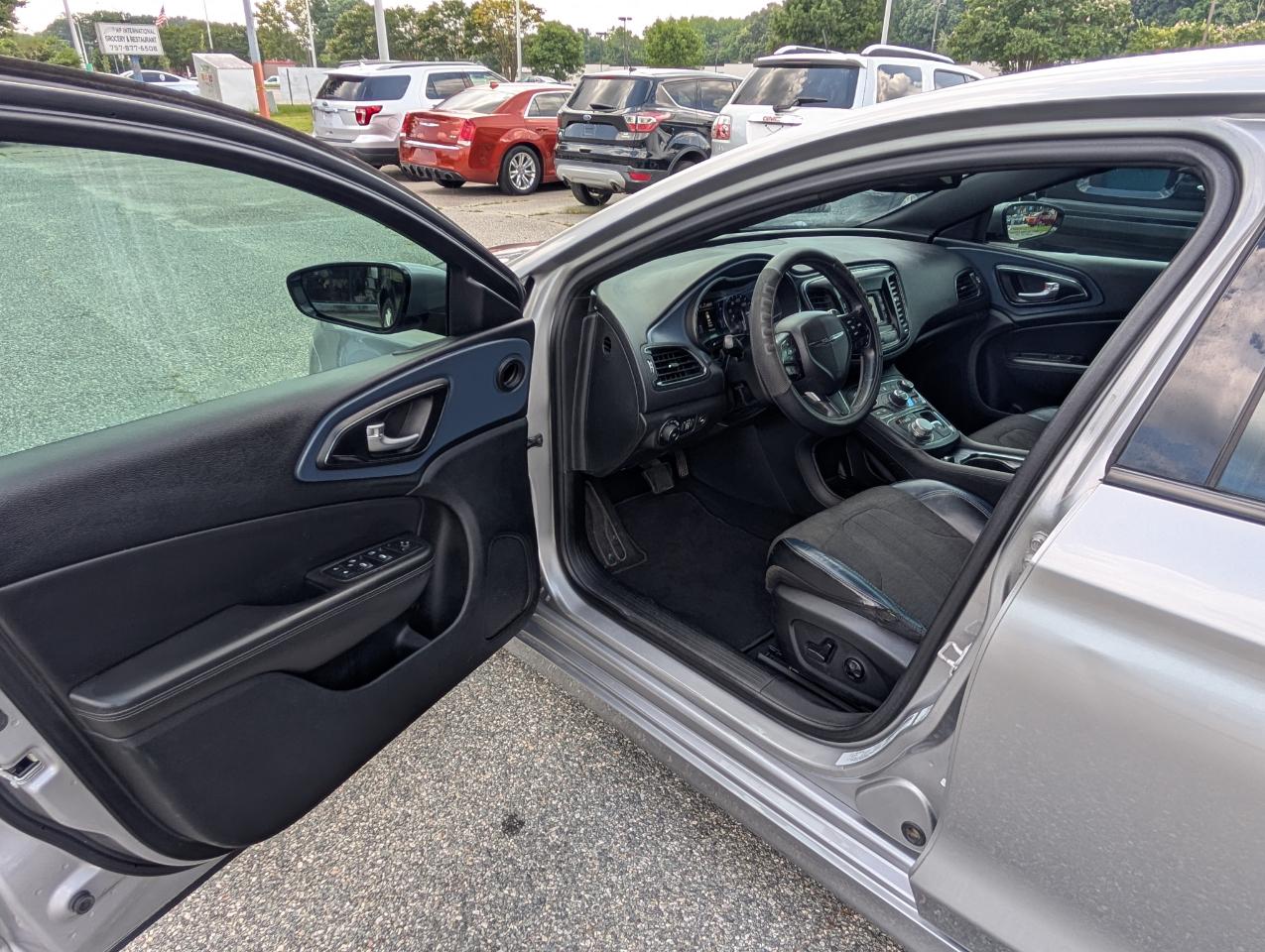 Chrysler 200  2015