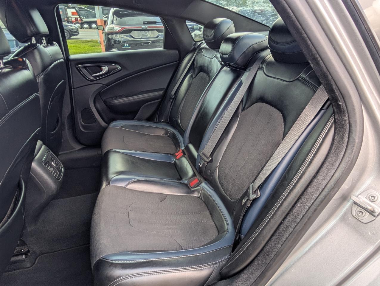 Chrysler 200  2015