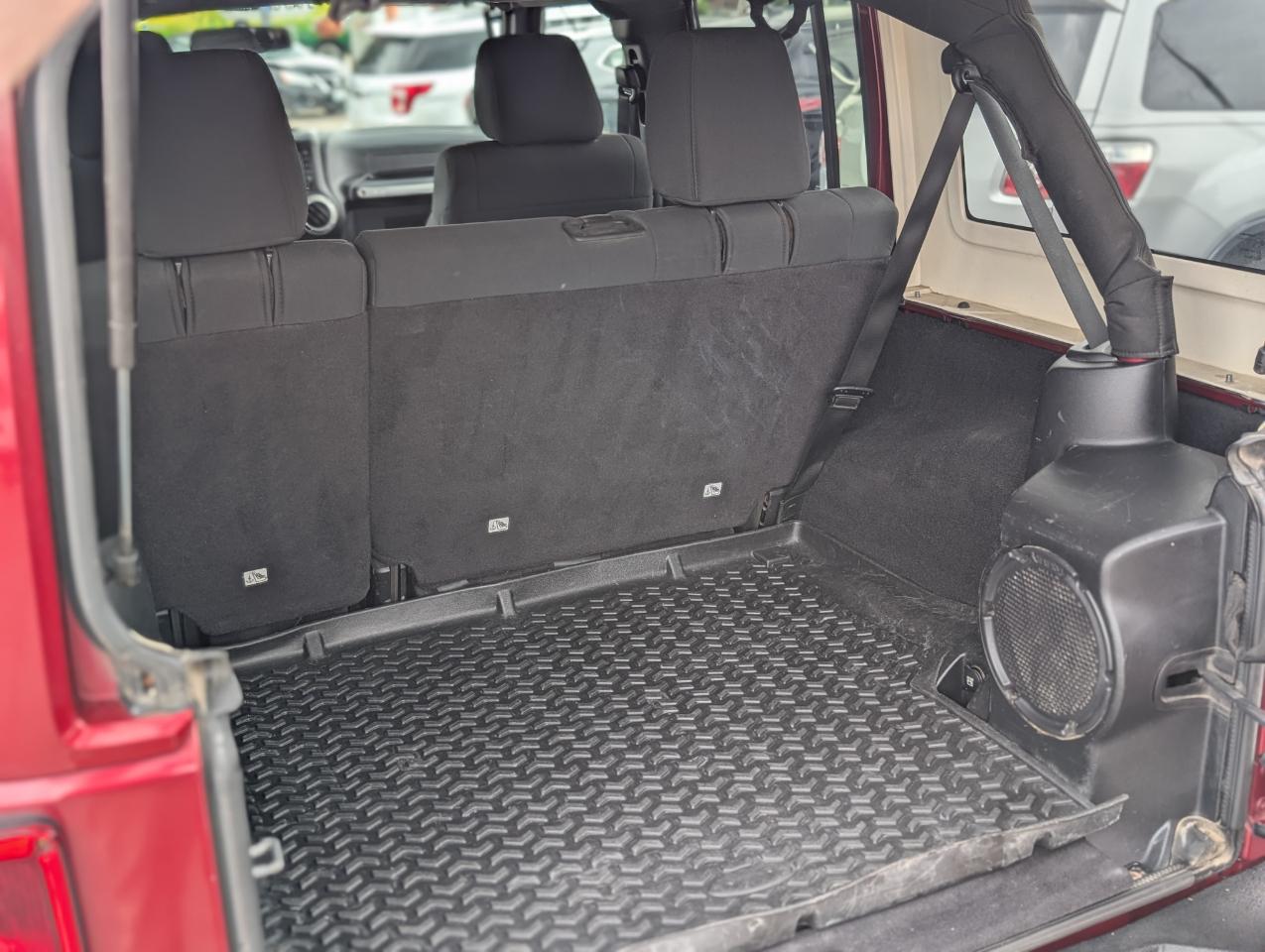 Jeep Wrangler Unlimited 4WD 4dr Sahara 2011