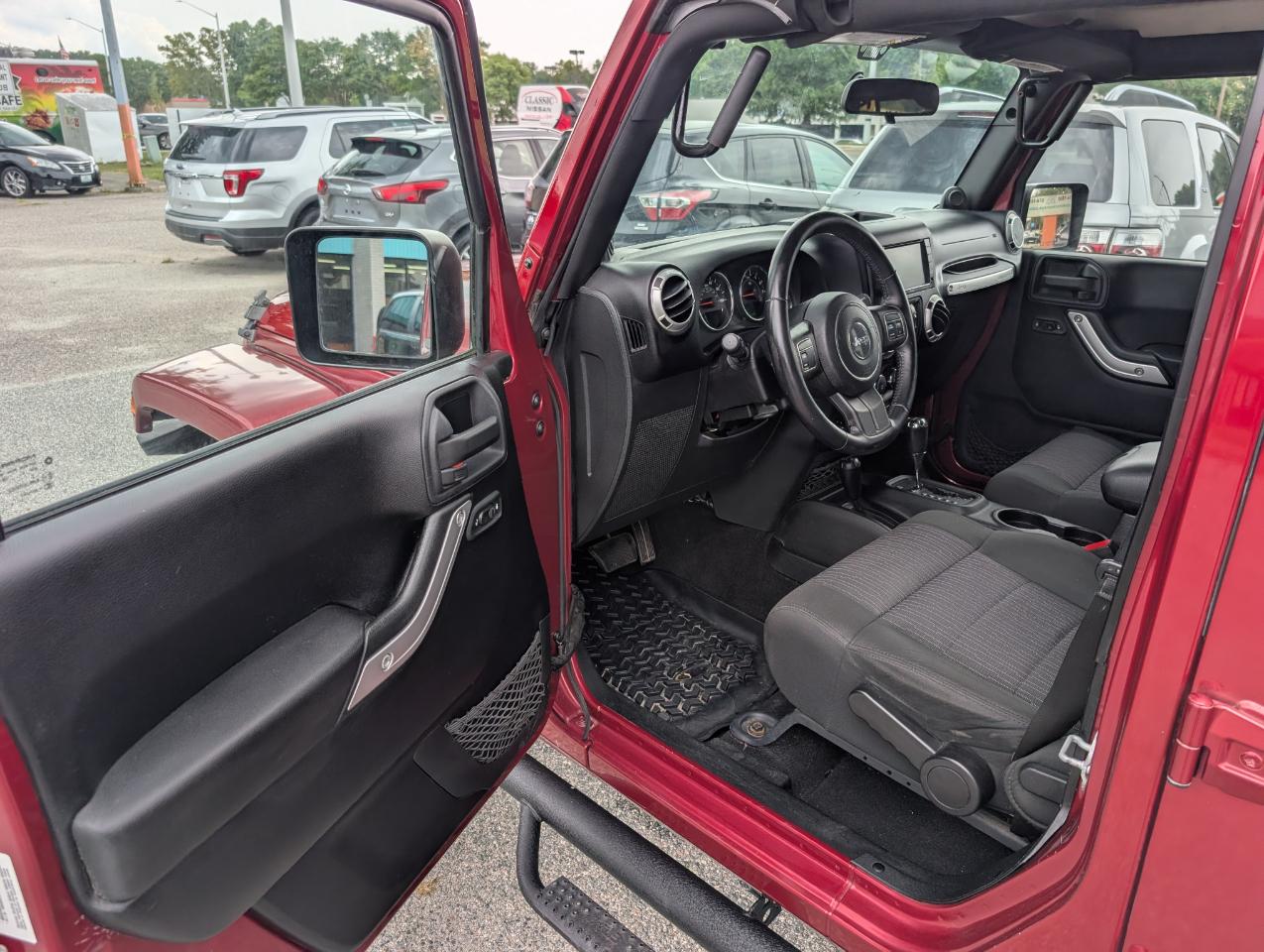 Jeep Wrangler Unlimited 4WD 4dr Sahara 2011
