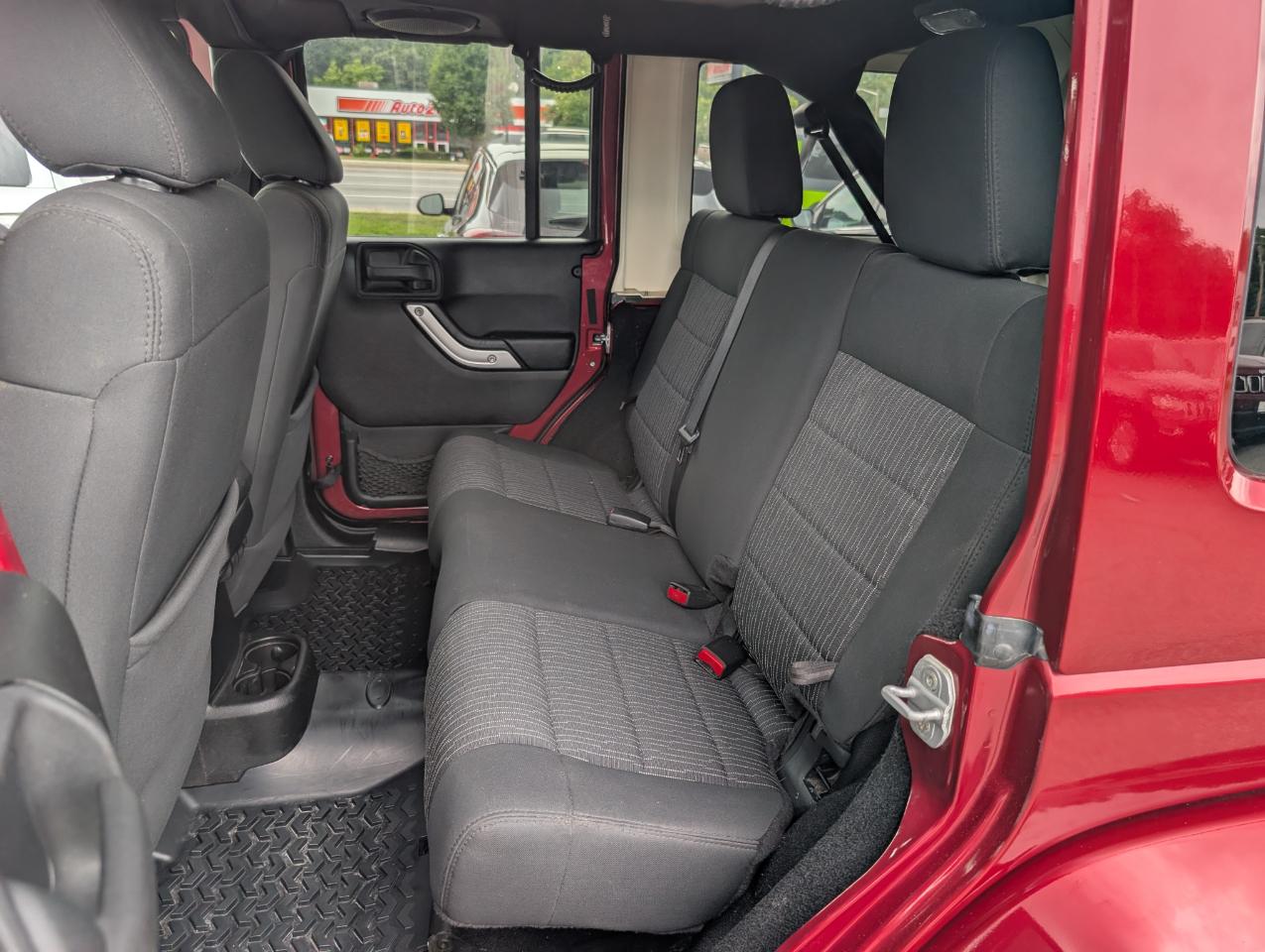 Jeep Wrangler Unlimited 4WD 4dr Sahara 2011
