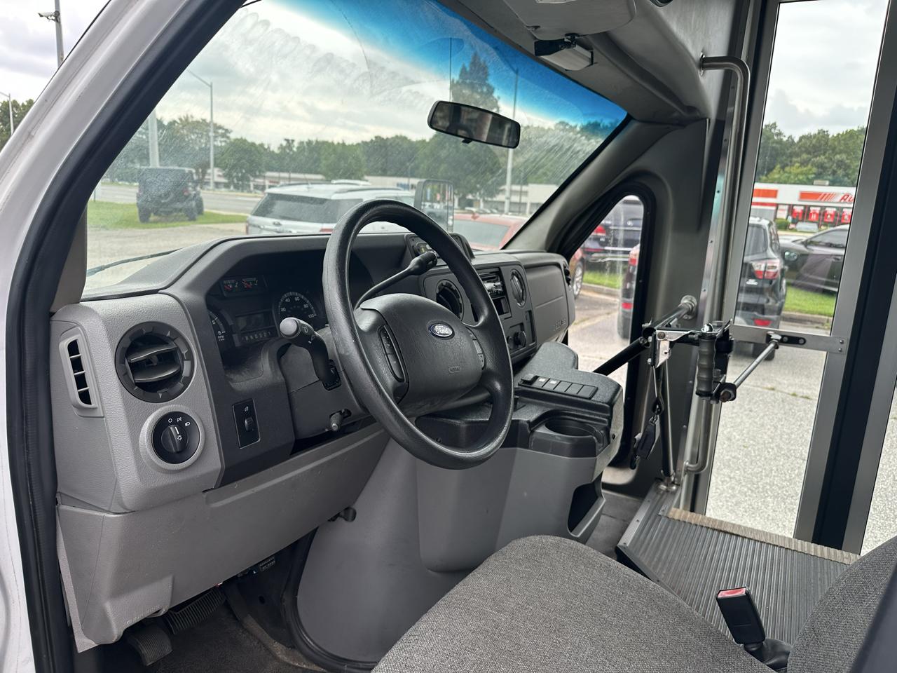 Ford Econoline Commercial Cutaway E-450 Super Duty 158" DRW 2012