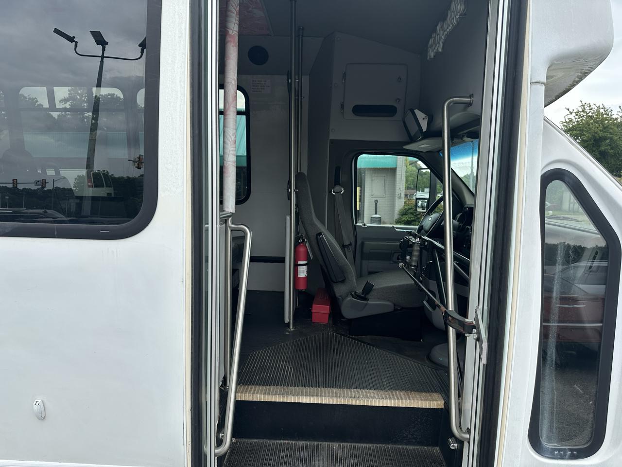 Ford Econoline Commercial Cutaway E-450 Super Duty 158" DRW 2012