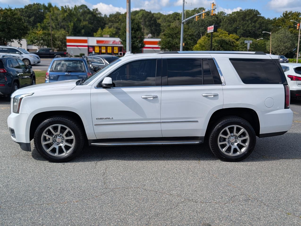 GMC Yukon photo 2