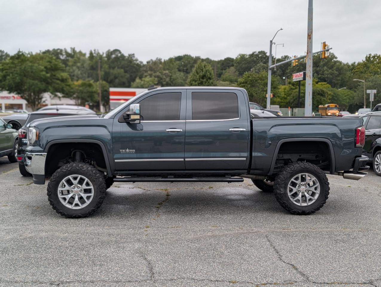 GMC Sierra photo 2