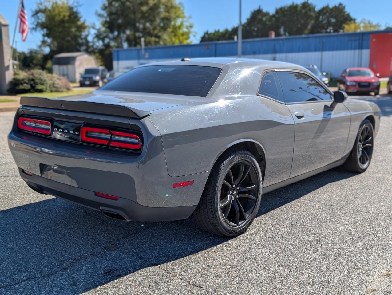 Dodge Challenger SXT RWD 2018