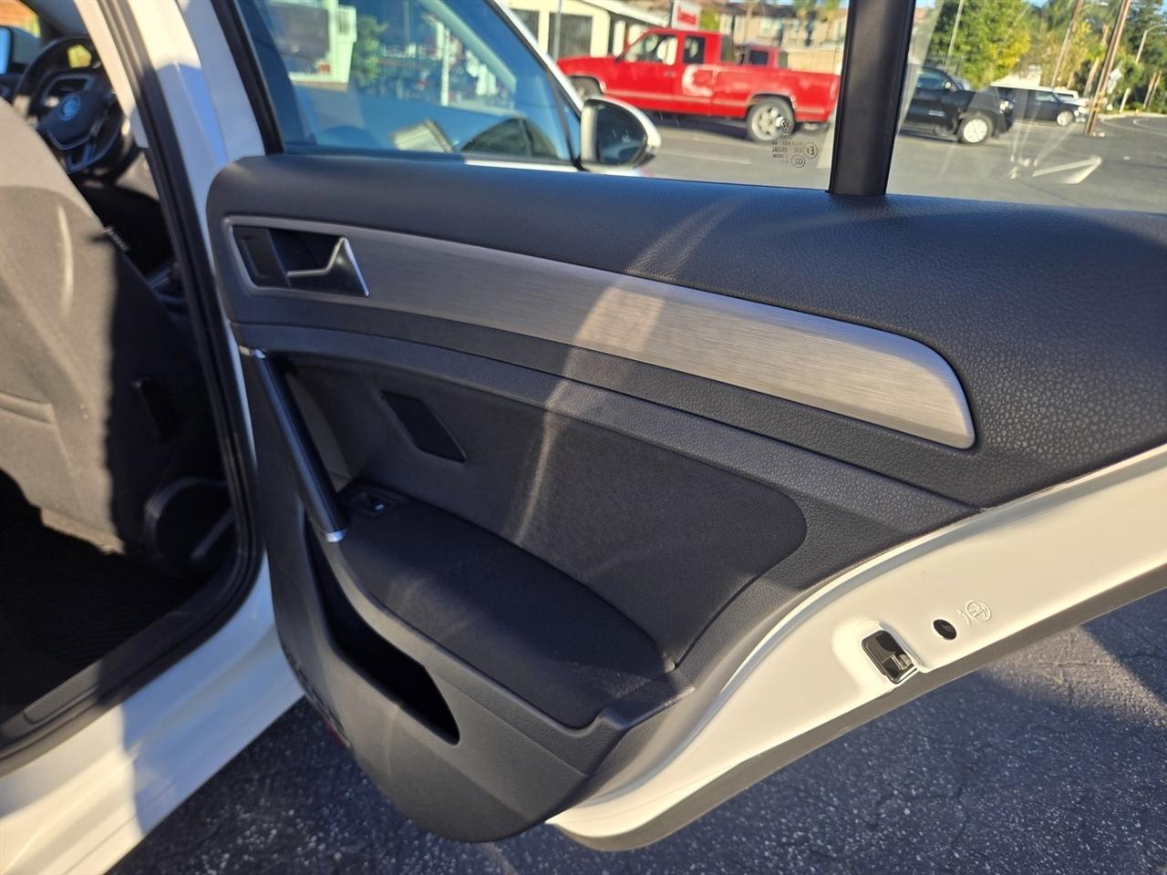 Volkswagen Golf SportWagen  2017