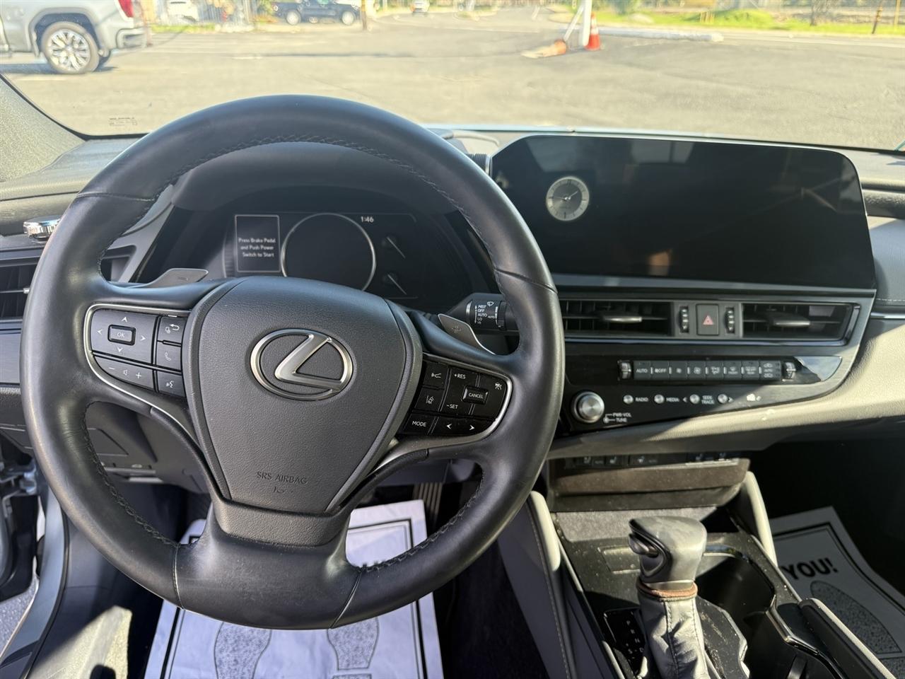 Lexus ES 300h  2023