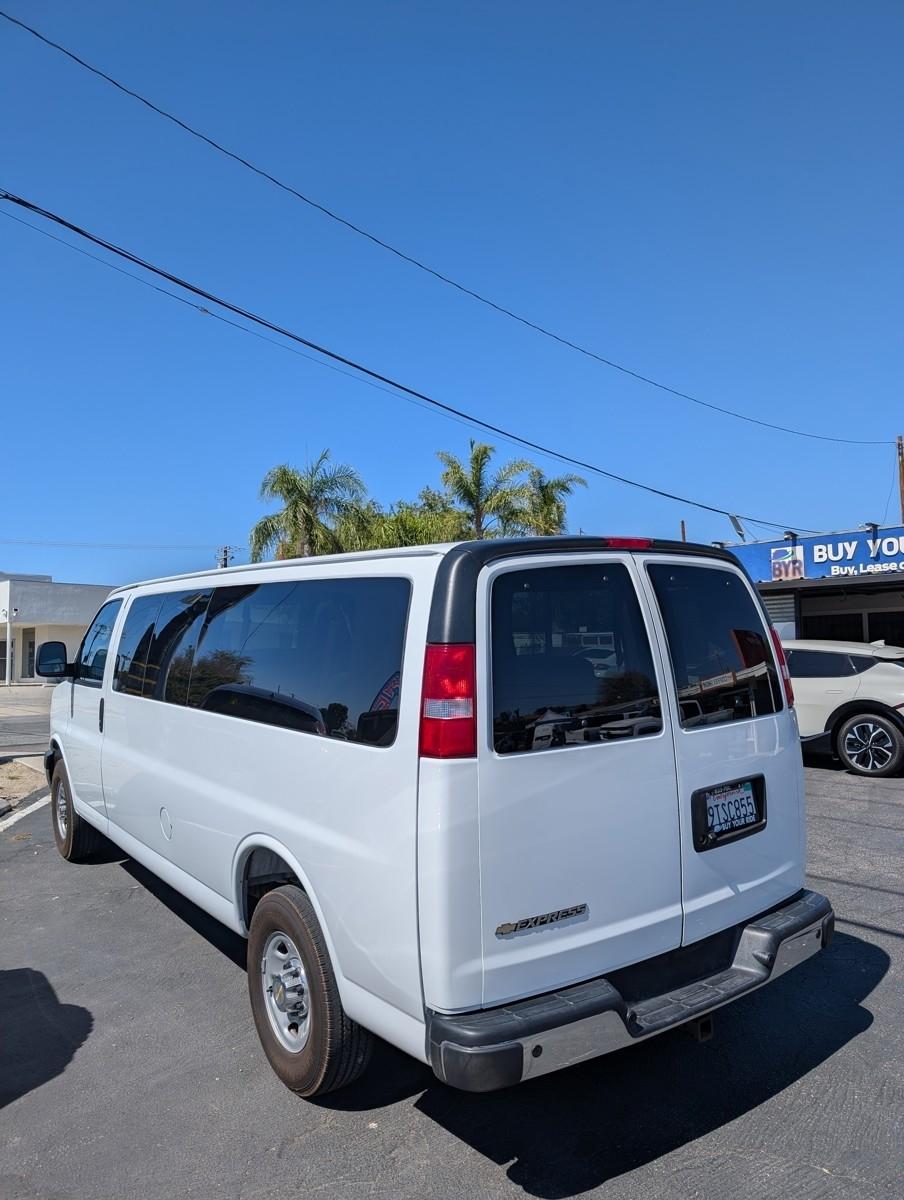 Chevrolet Express Passenger  2025