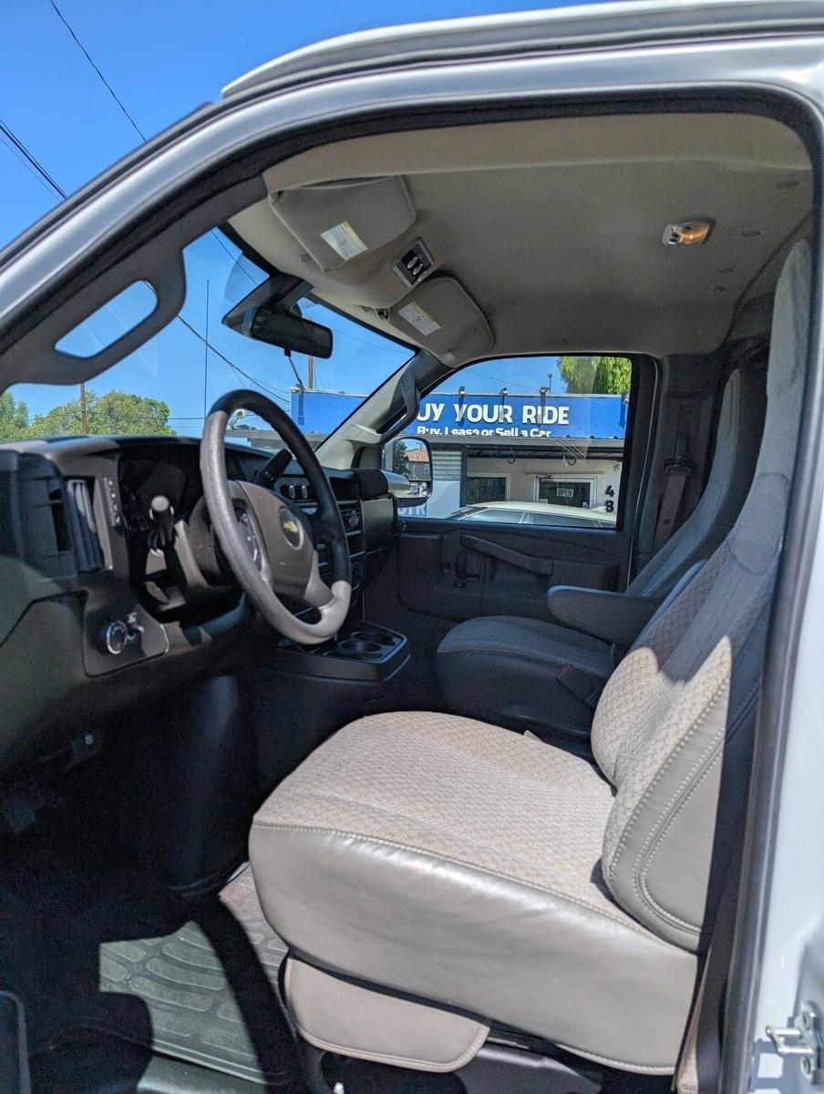 Chevrolet Express Passenger  2025