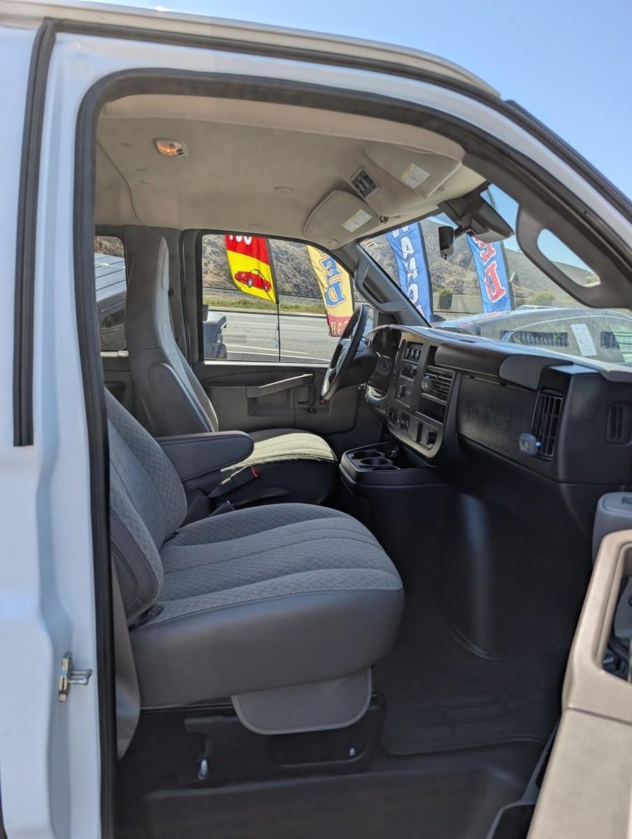 Chevrolet Express Passenger  2025