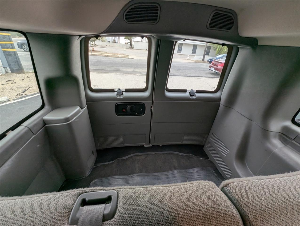Chevrolet Express Passenger  2025