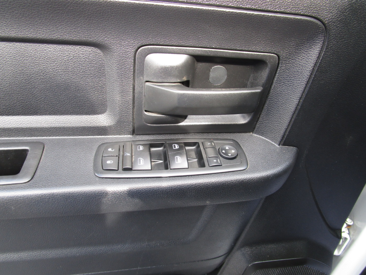 RAM 3500 4WD Crew Cab 172" WB 60" CA Tradesman 2015