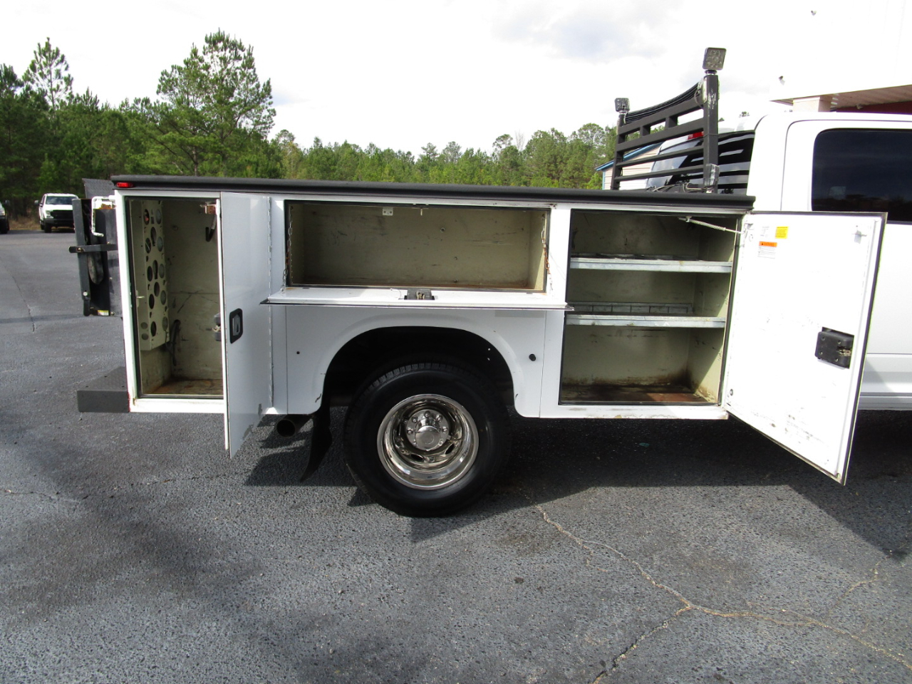 RAM 3500 4WD Crew Cab 172" WB 60" CA Tradesman 2015