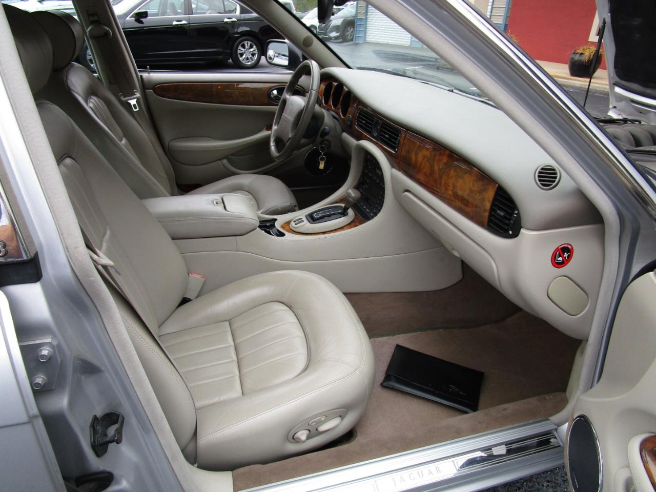 Jaguar XJ 4dr Sdn L 2001