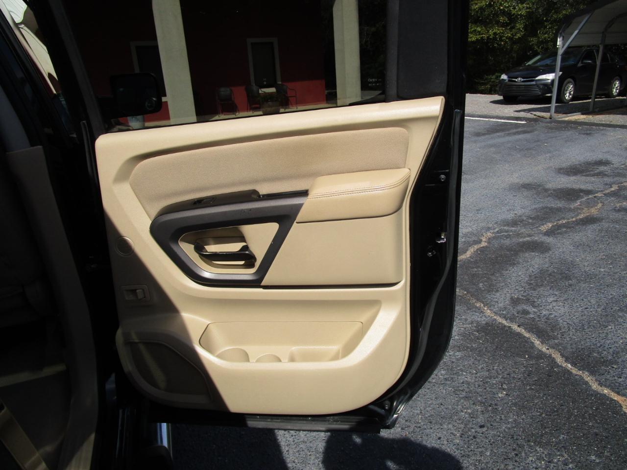 Nissan Titan 2WD Crew Cab SWB SV 2015