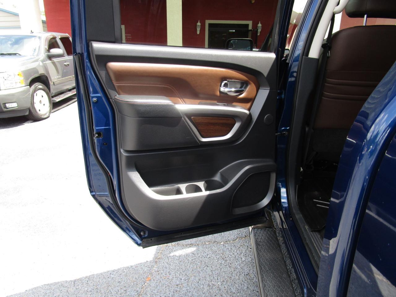 Nissan Titan 4x4 Crew Cab Platinum Reserve 2018