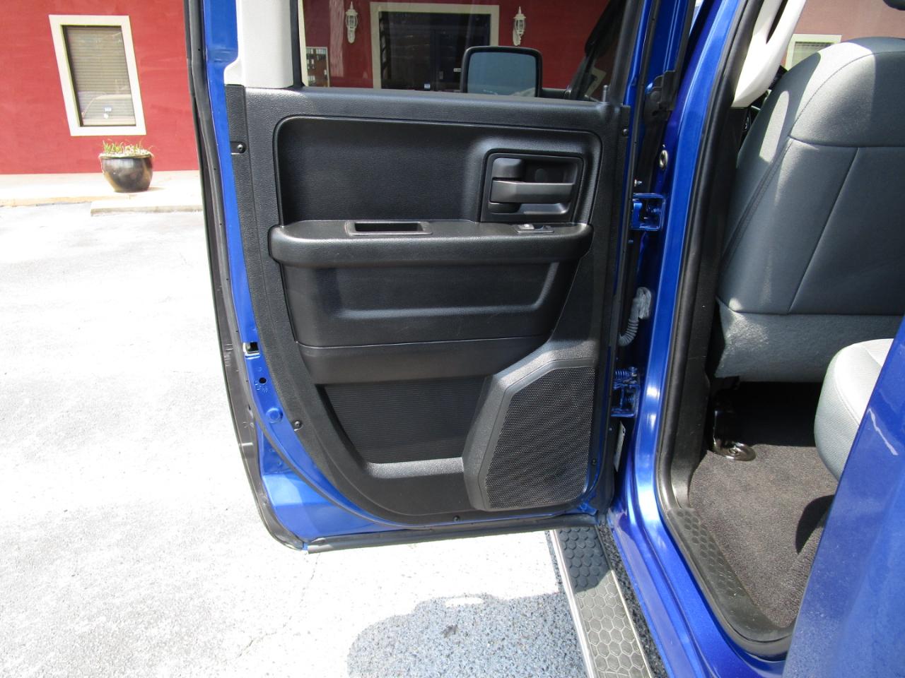 RAM 1500 Express 4x4 Quad Cab 6'4" Box 2017