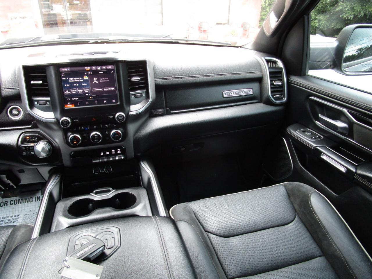 RAM 1500 Laramie 4x4 Crew Cab 5'7" Box 2022