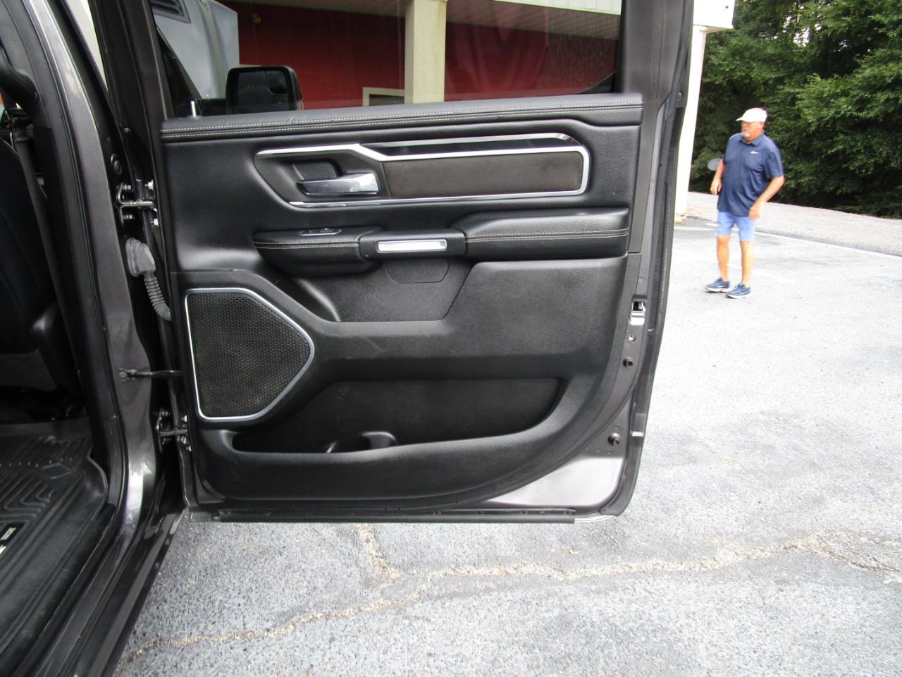 RAM 1500 Laramie 4x4 Crew Cab 5'7" Box 2022