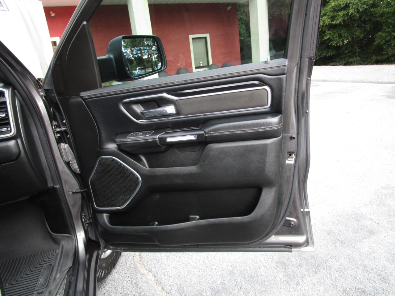 RAM 1500 Laramie 4x4 Crew Cab 5'7" Box 2022