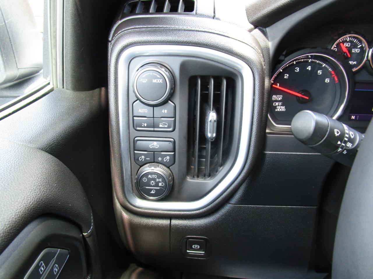 Chevrolet Silverado 1500 LTD 4WD Crew Cab 147" LT w/1LT 2022
