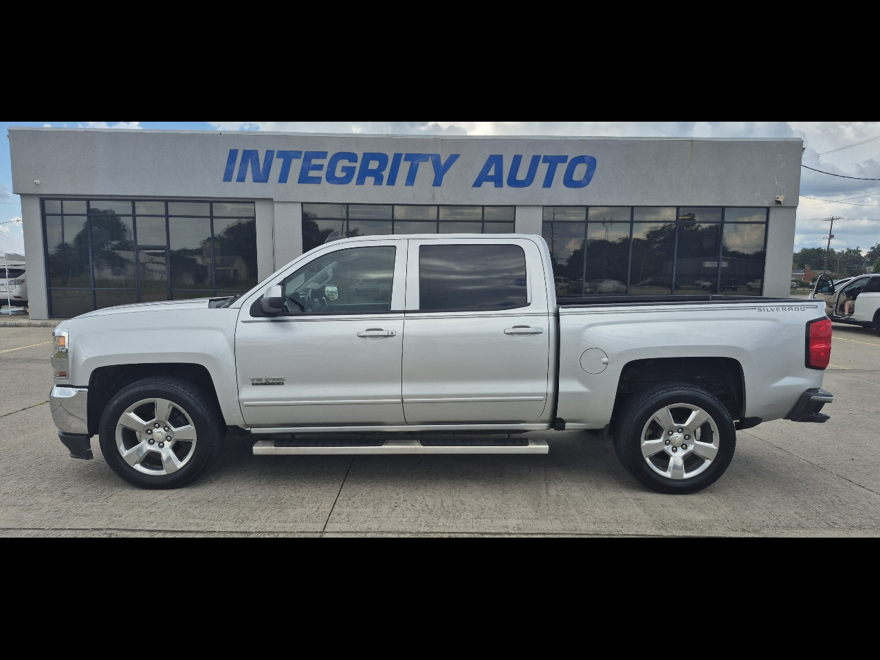 2017 Chevrolet Silverado 1500 2WD Crew Cab 143.5" LT w/1LT