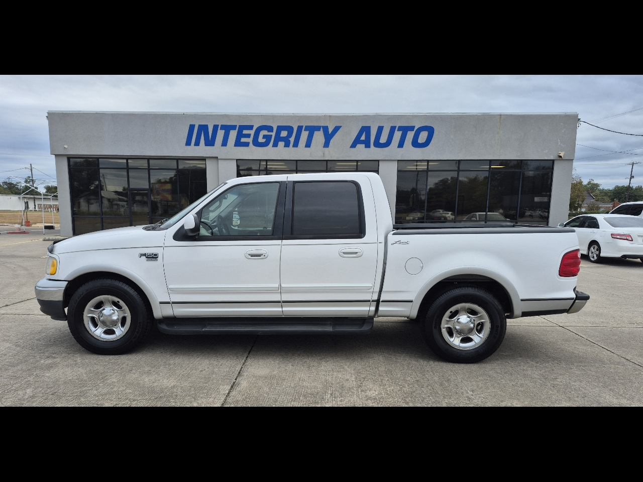 2001 Ford F-150 SuperCrew Crew Cab 139" Lariat