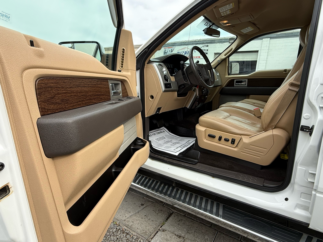 2014 Ford F-150 Lariat photo 32