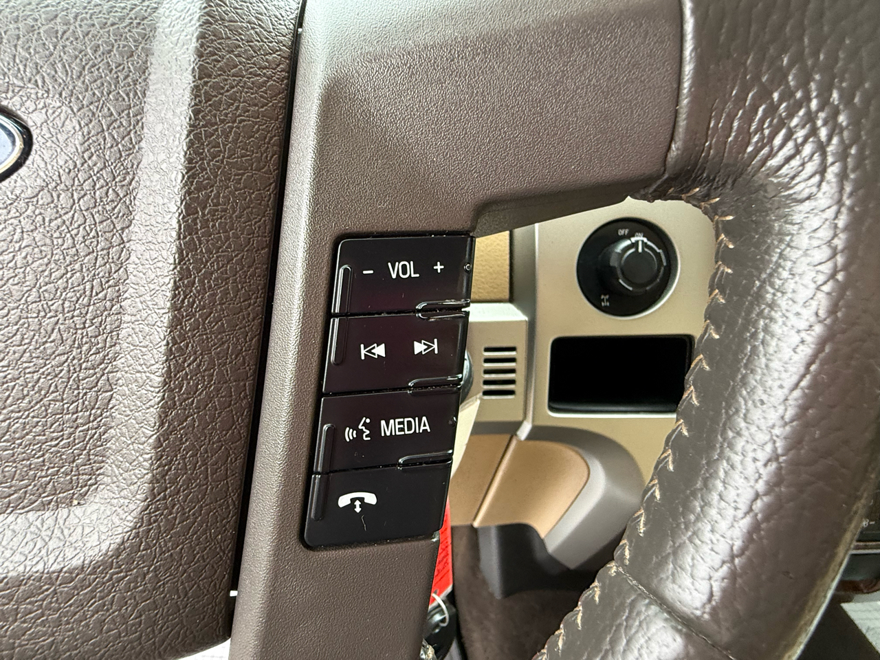2014 Ford F-150 Lariat photo 40