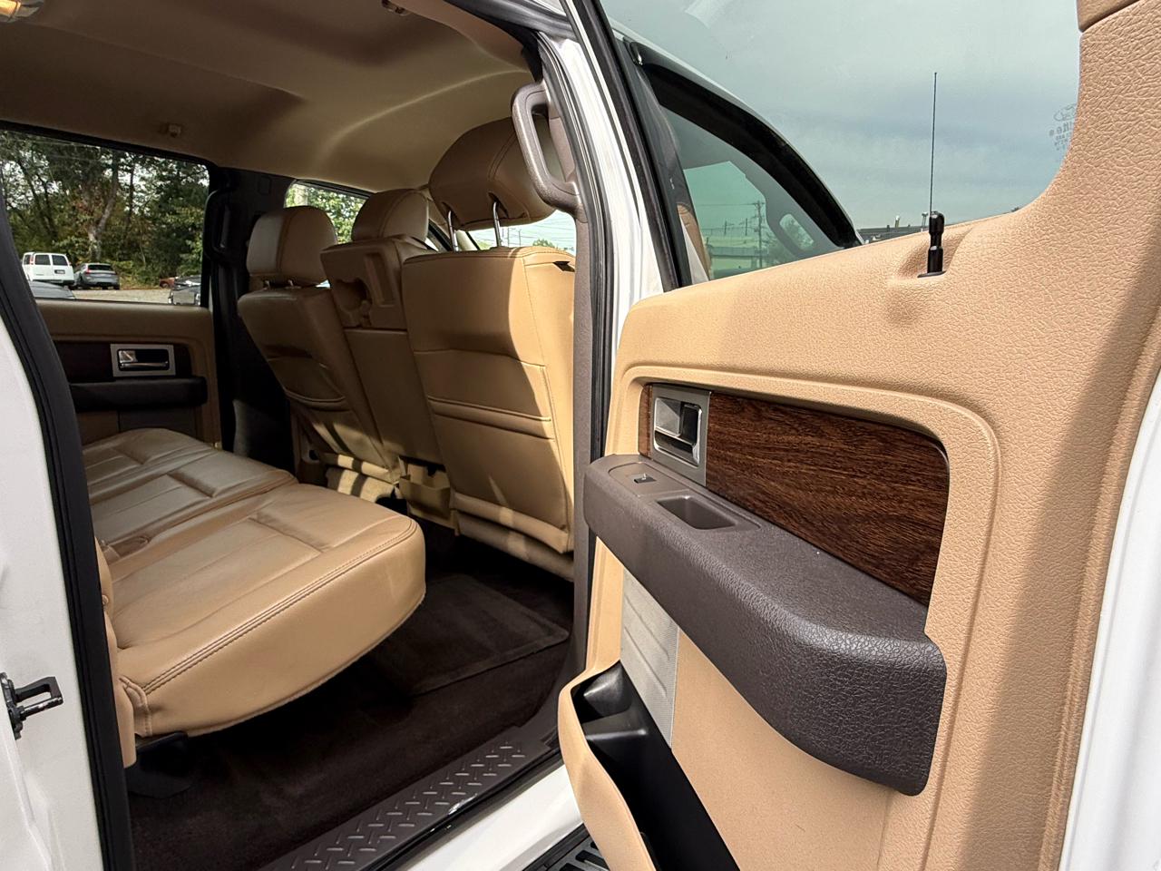 2014 Ford F-150 Lariat photo 49