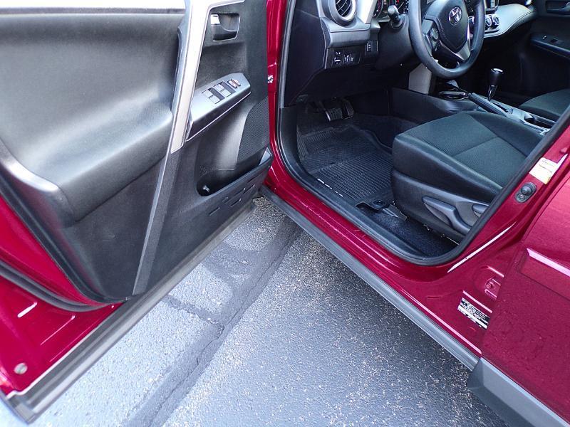 Toyota RAV4 LE AWD 2018