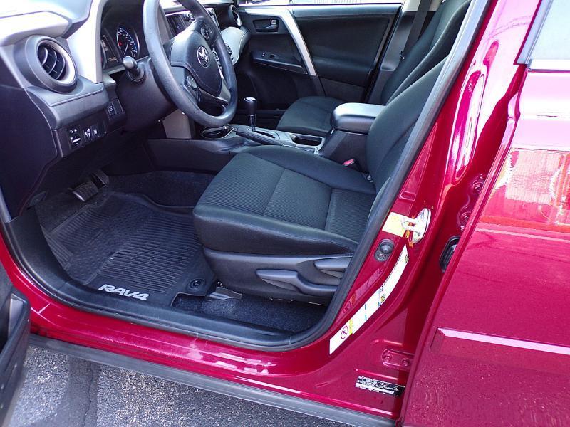 Toyota RAV4 LE AWD 2018